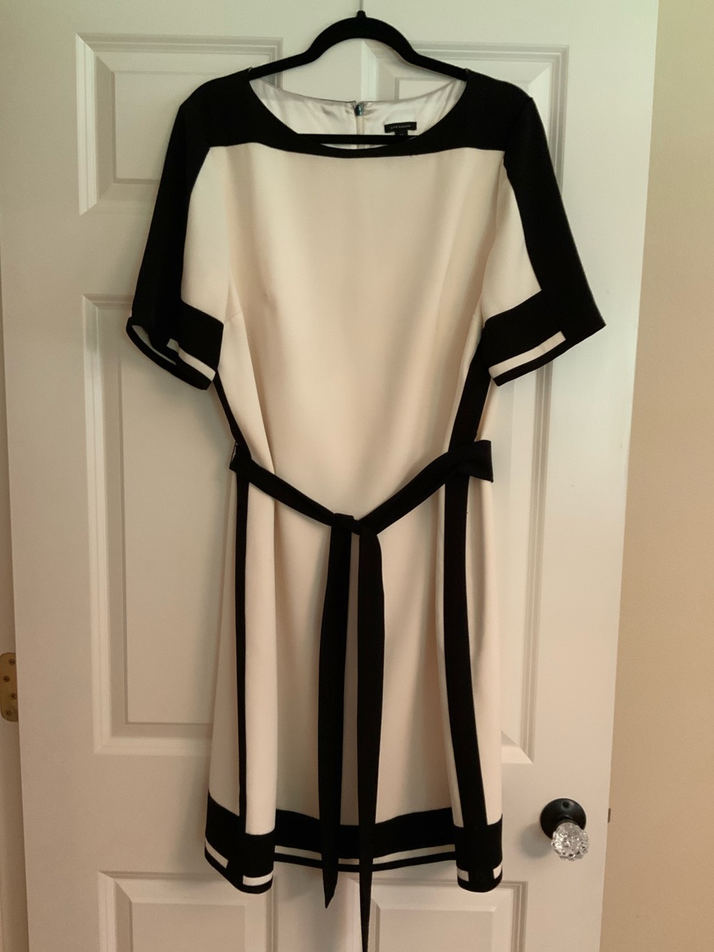 Ann Taylor Black & White color block Dress with tie belt - size XL